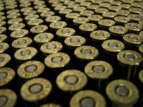 Náboje 9 mm Luger v časopise Zbraně a náboje